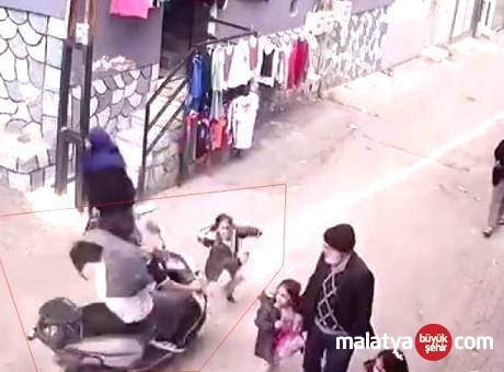 Sokakta Yürüyen Çocuğa Motosiklet Çarptı: Kaçan Sürücü Aranıyor