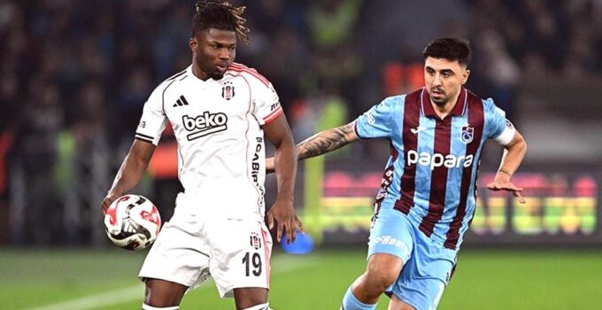 Beşiktaş ve Trabzonspor futbolcuları, Tüpraş Stadı'nda bir Süper Lig maçı için sahaya çıkıyor.