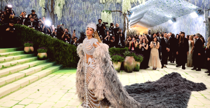 Met Gala’da ‘Moda Sanattır’ Temasıyla Göz Kamaştıran Ünlüler Geçidi