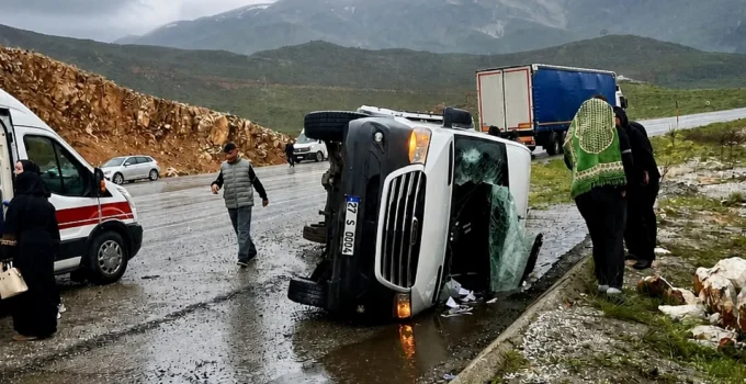 Doğanşehir’de Minibüs Kazası: 12 Yaralı