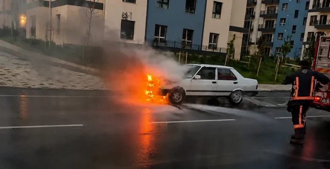 Malatya’da Seyir Halindeki Otomobil Alev Aldı