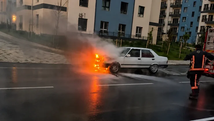 Malatya’da Seyir Halindeki Otomobil Alev Aldı