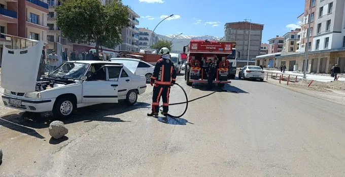 Malatya’da Trafikte Seyreden Otomobil Alev Aldı