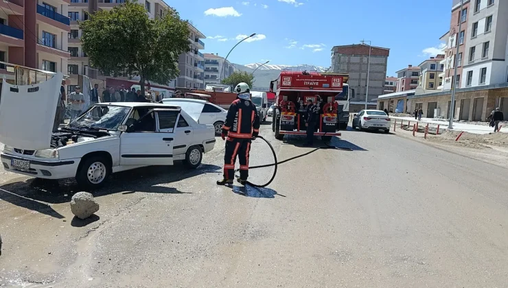 Malatya’da Trafikte Seyreden Otomobil Alev Aldı