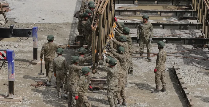 Zap Suyu’na Askeri Köprü, Ulaşım Ağını Yeniden Bağlıyor