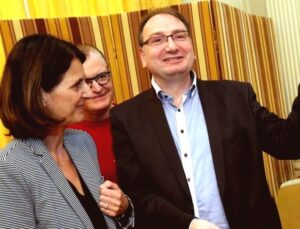 Sahte Ödül ve Diplomalarla Kariyer Yapan Profesör Kovuldu