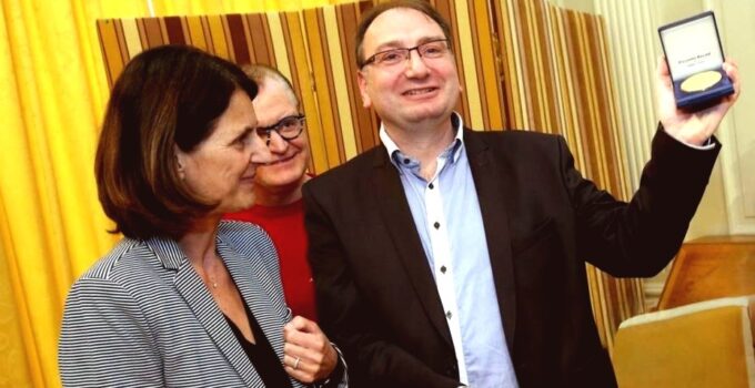 Sahte Ödül ve Diplomalarla Kariyer Yapan Profesör Kovuldu