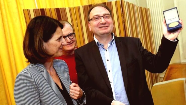 Sahte Ödül ve Diplomalarla Kariyer Yapan Profesör Kovuldu
